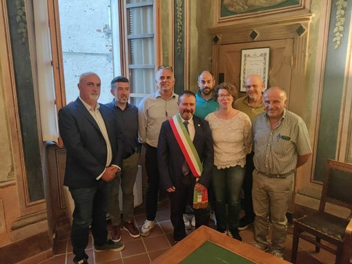La maggioranza del sindaco Terreno all'insediamento, nel giugno 2024. terzo da sinistra il vicesindaco Ballauri La maggioranza del sindaco Terreno all'insediamento, nel giugno 2024. terzo da sinistra il vicesindaco Ballauri