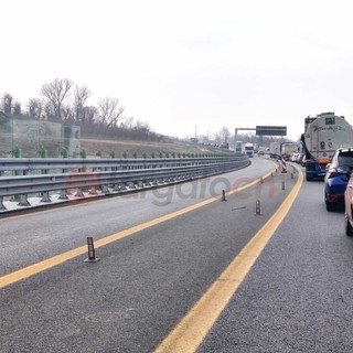 Code sull’autostrada Asti-Cuneo per un camion guasto all’altezza di Verduno