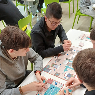 Ragazzi impegnati nel gioco di  POTAMÒI | Porta a galla il cambiamento