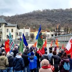 Un presidio sindacale di fronte all'ex Cinzano, nel marzo 2025, durante la vertenza che portò alla cessione dello stabilimento all'attuale proprietà