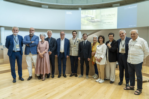 Oggi a Milano la presentazione dell'edizione 2026. Nello scatto di gruppo, da sinistra: Mariano Rabino, Guido Guerzoni, Caterina Pasini, Stefano Mosca, Marco Gallo, Axel Iberti, Alberto Gatto, Magda Antonioli, Cristina Bergonzo, Francesca Romana Barberini, Giovanni Minetti e Antonio Degiacomi