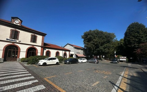 Alba, solidarietà agli agenti feriti della Polizia Locale dopo l’intervento in zona stazione