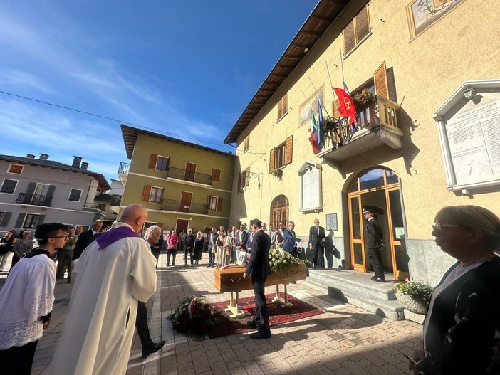 Nella parrocchiale del paese le esequie di Graziella Viale (foto Tiziana Fantino) Nella parrocchiale del paese le esequie di Graziella Viale (foto Tiziana Fantino)