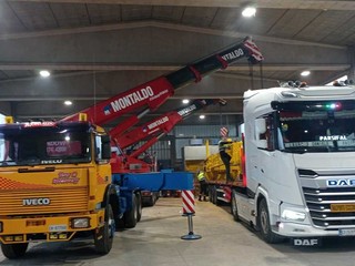 Le immagini che testimoniano la posa delle cinghie con le quali il carico era stato ancorato e la presenza delle cinghie dopo l'incidente Le immagini che testimoniano la posa delle cinghie con le quali il carico era stato ancorato e la presenza delle cinghie dopo l'incidente