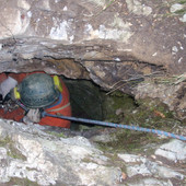 L'ingresso della grotta in un'immagine del portale Catasto Grotte Piemonte (https://catastogrotte-piemonte.net/) L'ingresso della grotta in un'immagine del portale Catasto Grotte Piemonte (https://catastogrotte-piemonte.net/)