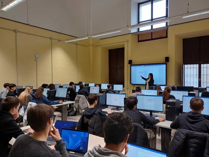Al Liceo Arimondi-Eula di Racconigi parte il corso di informatica: competenze digitali e intelligenza artificiale