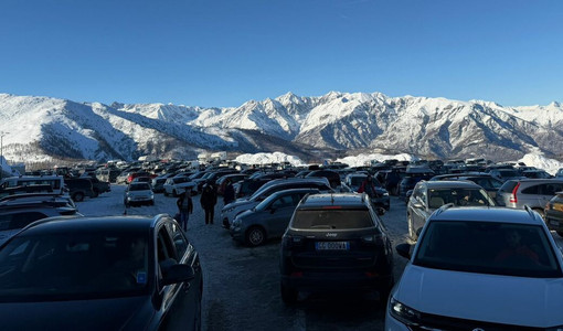 La stazione sciistica di Rucas presa d'assalto: intervento di Carabinieri e amministrazione per gestire il boom di presenze