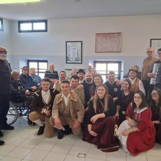 Carnevale a Busca: Micun e Micunëtta portano l'allegria in tour tra scuole, RSA e strutture cittadine