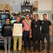 Il sindaco Ambrogio con la famiglia Pane della trattoria Fieramosca Il sindaco Ambrogio con la famiglia Pane della trattoria Fieramosca