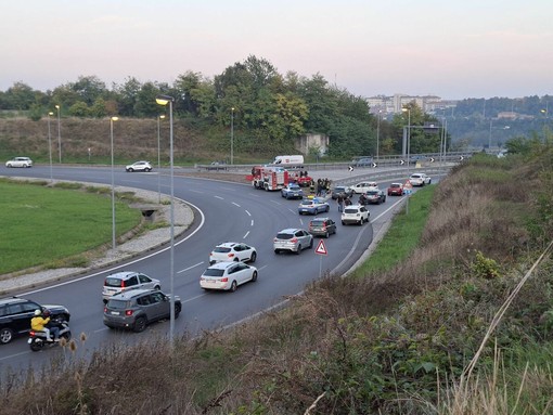 Cuneo, code e rallentamenti per un’auto sbandata all’imbocco dell’Est Ovest