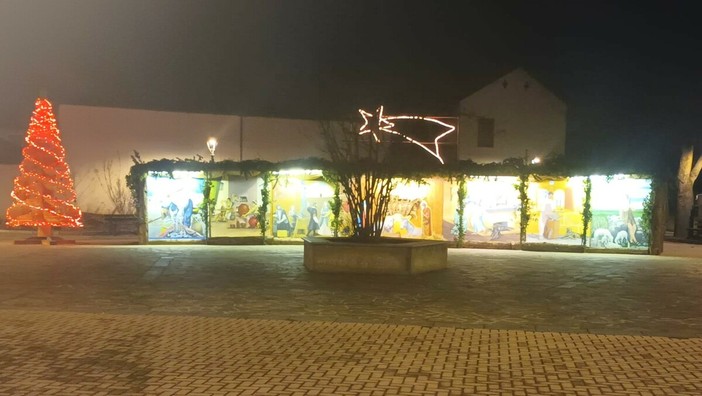 Salmour: luminarie, albero e presepe allestiti in piazza Caduti per la libertà Salmour: luminarie, albero e presepe allestiti in piazza Caduti per la libertà