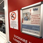 "Rispetta chi ti cura", l'appello sui cartelli disseminati nel reparto "Rispetta chi ti cura", l'appello sui cartelli disseminati nel reparto