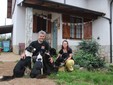 Alessio e Marzia davanti alla loro casa di Roccaforte Mondovì in compagnia dei cani