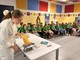 Alcuni momenti dell’istruttivo incontro alla scuola “Rodari” con i bambini intenti a seguire la singolare “lezione” di cucina Alcuni momenti dell’istruttivo incontro alla scuola “Rodari” con i bambini intenti a seguire la singolare “lezione” di cucina