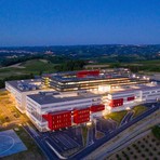 Un'immagine notturna del nuovo ospedale