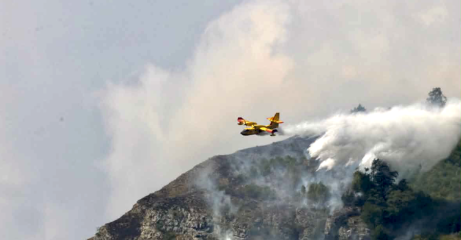 Nelle foto i Canadair in azione (Ph. Bluathomas, Instagram) Nelle foto i Canadair in azione (Ph. Bluathomas, Instagram)