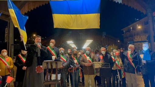 Alcuni momenti del sit in che era stato organizzato in piazza Ellero