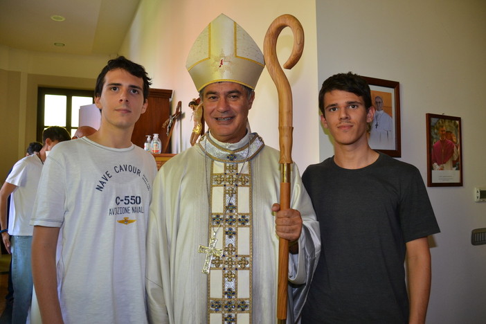 In foto il cardinale Roberto Repole con giovani braidesi In foto il cardinale Roberto Repole con giovani braidesi