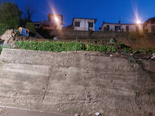 Il muro di contenimento che ha ceduto a Bene Vagienna sulla SP3