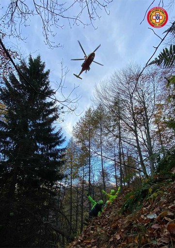L'intervento per il recupero del cacciatore infortunato