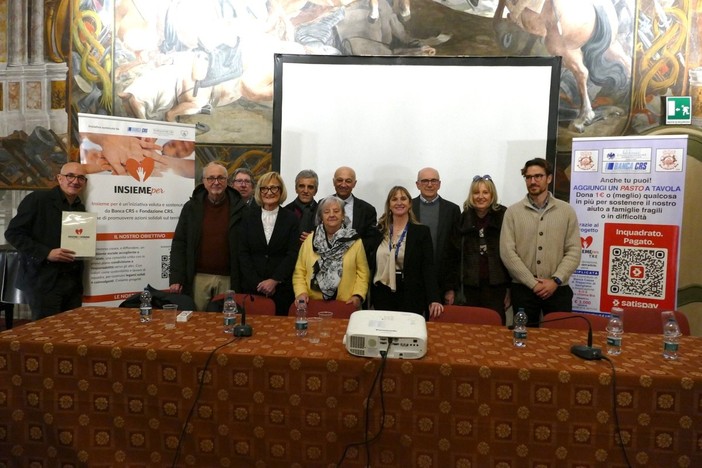 Foto di gruppo per i rappresentanti de La Rete Solidale e dei vari enti che hanno presentato i risultati 2025 e i progetti 2026 del programma Insieme X