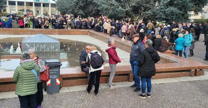 Presidio in piazza mentre si riapre la partita giudiziaria, alla vigilia dell’annunciato abbattimento dei dieci cedri di piazza Europa Presidio in piazza mentre si riapre la partita giudiziaria, alla vigilia dell’annunciato abbattimento dei dieci cedri di piazza Europa