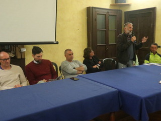 Nelle foto alcuni momenti della serata tenuta nel salone della biblioteca civica Nelle foto alcuni momenti della serata tenuta nel salone della biblioteca civica