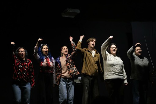 Berlino 1989, il sogno di libertà oltre il Muro: trionfa lo spettacolo dei giovani del Teatro del Marchesato Berlino 1989, il sogno di libertà oltre il Muro: trionfa lo spettacolo dei giovani del Teatro del Marchesato