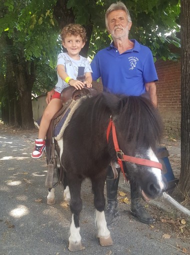 In foto Giorgio Revelli e un piccolo a cavallo