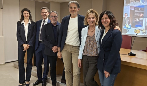 Nella foto di gruppo, da sinistra: Daniela Ferrero, sales &amp; project manager di Langhe Experience, il direttore Aca Fabrizio Pace, il past president del Consorzio Turistico Langhe Monferrato Roero Ferruccio Ribezzo accanto al nuovo presidente Bruno Viberti, la presidente del Consorzio Piccole Strutture Ricettive Raffaella Pittatore e Chiara Bergadano, marketing manager di Langhe Experience.