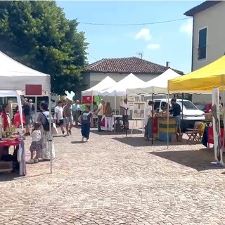 In piazza Roma bancarelle di eccellenze roerine a km zero In piazza Roma bancarelle di eccellenze roerine a km zero