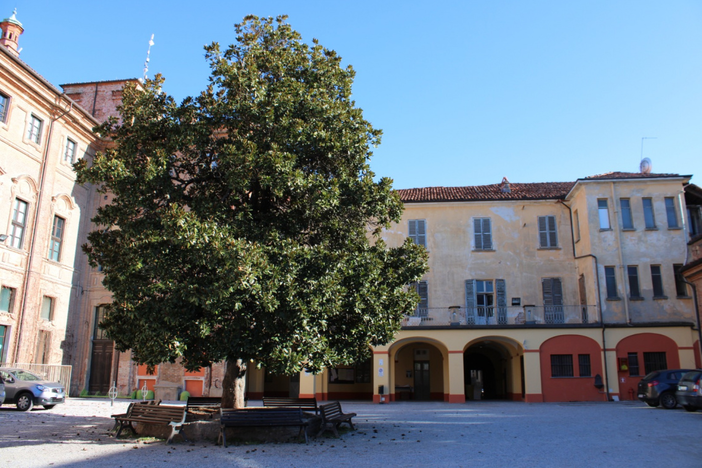 Bra, riapre a tempo pieno il parcheggio nel cortile delle scuole “Maschili”