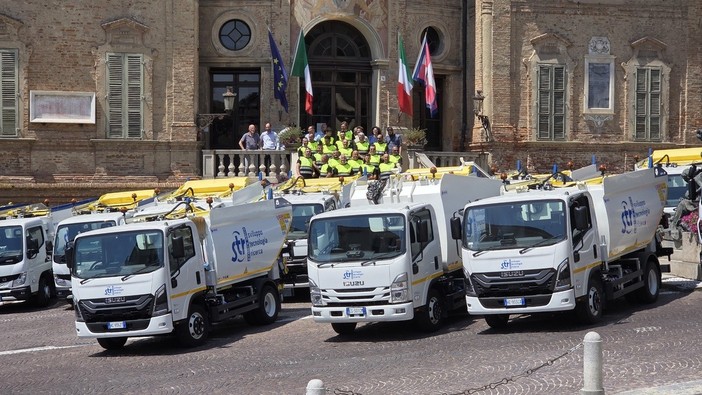 Nel pomeriggio di martedì 23 giugno 2026, davanti alla casa comunale, svelati i nuovi mezzi tecnologicamente all'avanguardia di Str.