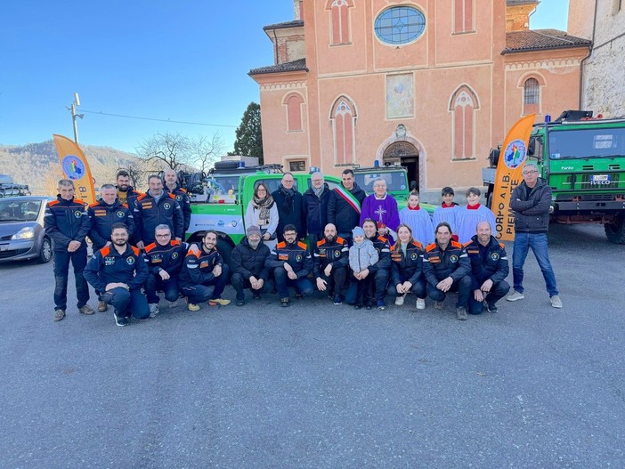 Il gruppo di volontari col nuovo mezzo Il gruppo di volontari col nuovo mezzo