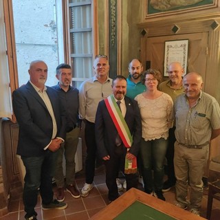 La maggioranza del sindaco Terreno all'insediamento, nel giugno 2024. terzo da sinistra il vicesindaco Ballauri La maggioranza del sindaco Terreno all'insediamento, nel giugno 2024. terzo da sinistra il vicesindaco Ballauri