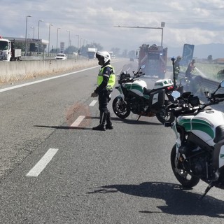 La tangenziale di Bra chiusa al traffico in direzione Roreto per un incendio di sterpaglie