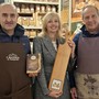 Tiziana Martino all'ultima Fiera Tartufo Alba con Cristiano Mugavero produttore dei Biscotti di Pamparato e Andrea Giaccone scultore e artigiano del legno