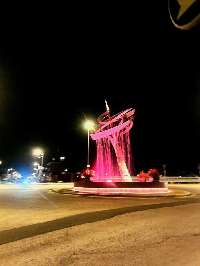 Venasca, illuminata di rosso la scultura-fontana per la Croce Rossa Venasca, illuminata di rosso la scultura-fontana per la Croce Rossa