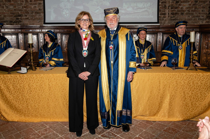 I Cavalieri del Tartufo e dei Vini d'Alba riuniti per il 330° Capitolo della Primavera in Langa: collare onorario al questore Minucci I Cavalieri del Tartufo e dei Vini d'Alba riuniti per il 330° Capitolo della Primavera in Langa: collare onorario al questore Minucci