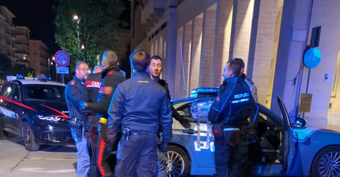Le forze dell'ordine sul luogo del fermo