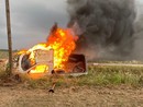 Il mezzo in fiamme dopo l'incidente Il mezzo in fiamme dopo l'incidente