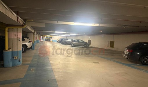 Auto in sosta nel parcheggio di piazza Boves