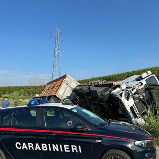 Autoarticolato carico di polli finisce fuori strada sulla provinciale tra Magliano Alfieri e Priocca