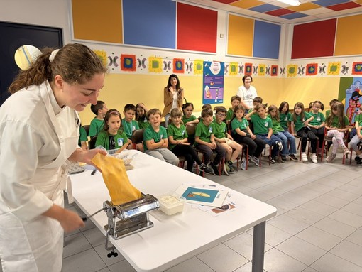 Alcuni momenti dell’istruttivo incontro alla scuola “Rodari” con i bambini intenti a seguire la singolare “lezione” di cucina Alcuni momenti dell’istruttivo incontro alla scuola “Rodari” con i bambini intenti a seguire la singolare “lezione” di cucina