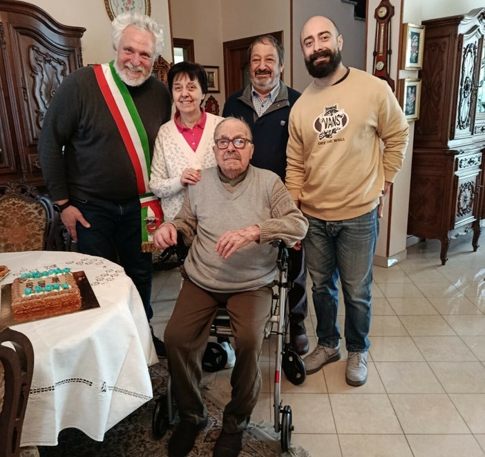 Elio Tavella, 100 anni, insieme ai familiari e al sindaco Gianni Donetto