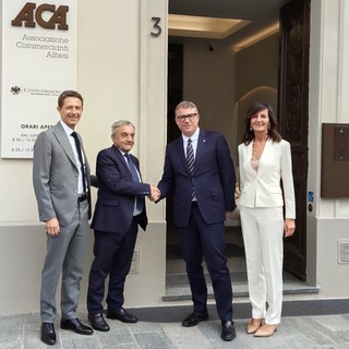 Il segretario generale di Confcommercio Marco Barbieri stringe la mano al presidente ACA Giuliano Viglione, tra il direttore ACA Fabrizio Pace e il vice direttore Silvia Anselmo, all’ingresso del Palazzo ACA