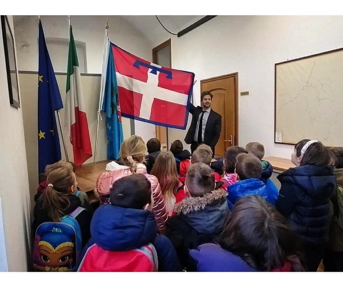 Speciale lezione di educazione civica per gli alunni di Monastero: in visita al municipio e in biblioteca