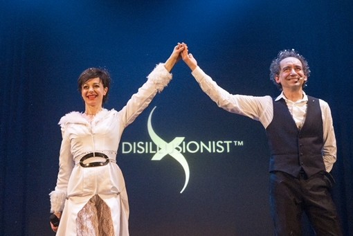 A Cuneo lo straordinario successo di “The Disillusionist™”, magico spettacolo di Erix Logan e Sara Maya