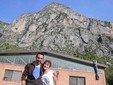 Marco e Martina di fronte al capannone e al monte Saben