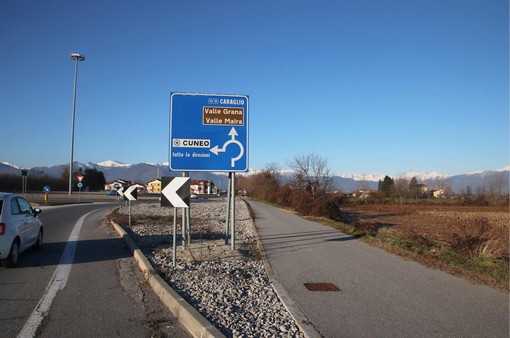 La rotonda oltre l'abitato di Confreria dove sarebbe dovuta passare la tangenziale